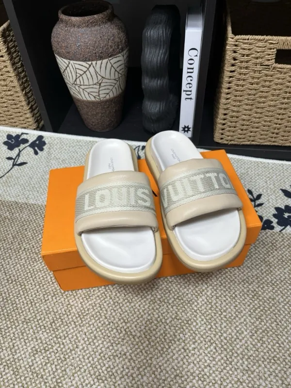 P320💰[New model] Long-term availability, 2025 new model, couple model [LOUlS VUlTTON] comes with drawer box, bag, card, invoice "Louis Vuitton ~ unique modern sandals. 》LV counter purchasing 🏃Men's and women's casual slippers, sold at the same time at the counter, the original old flower material upper is soft and comfortable, (refuses to discolor and rub the feet) sole: original factory special combination original sole, code number: 35--46 4 multiple colors 🉑️ to choose from